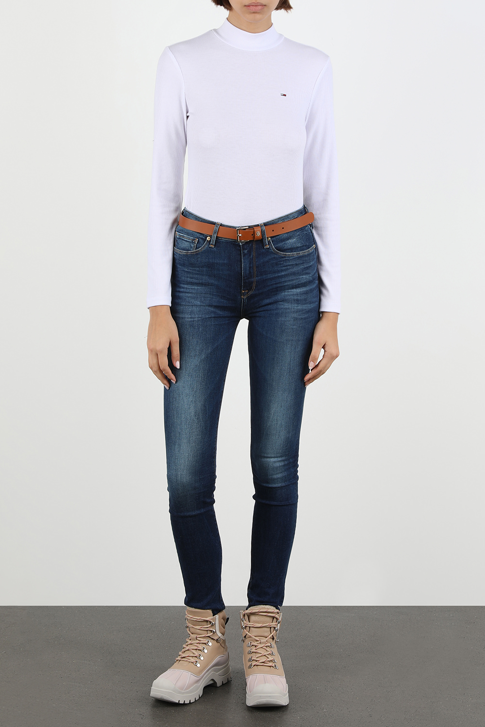 מכנסי ג'ינס סקיני בשטיפה כחולה דהויה